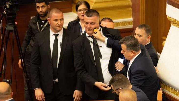 Албанија: Нока физички нападна припадник на обезбедување во парламентот (Видео)