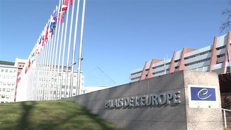 Совет на Европа: Во Србија се врши притисок врз новинарите, државата ги контролира медиумите