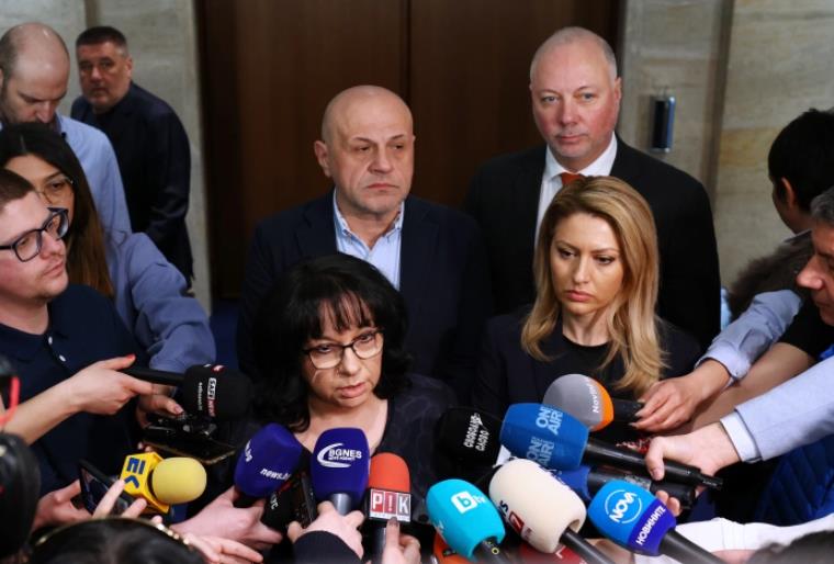 Во отсуство на Борисов и Габриел, бугарскиот Парламент ја прифати оставката на владата