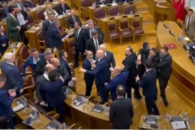 За малку избегната тепачка на пратениците во Собранието на Црна Гора (ВИДЕО)