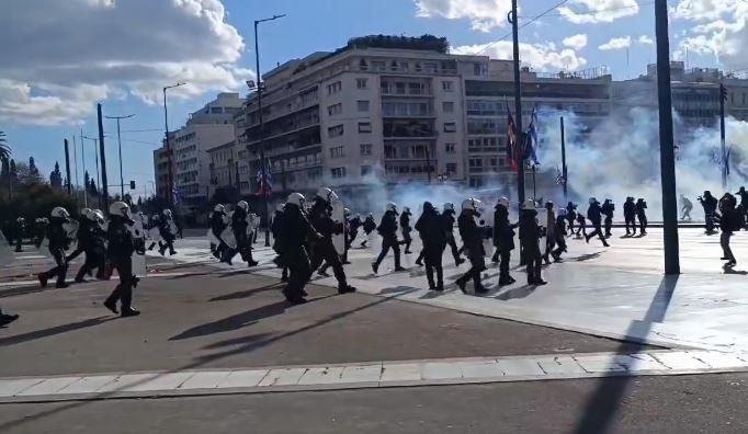 Најмалку девет повредени во инцидентите меѓу студентите и полицијата во центарот на Атина