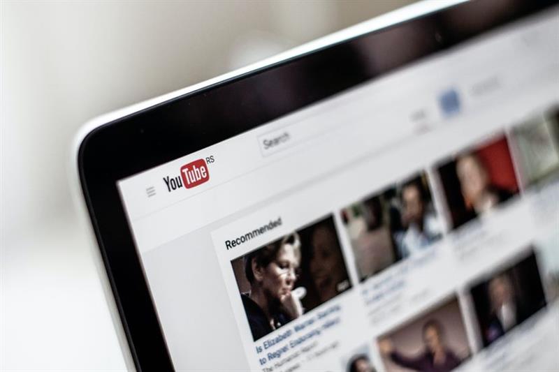 YouTube бара од креаторите да ја означуваат содржината создадена од вештачка интелигенција