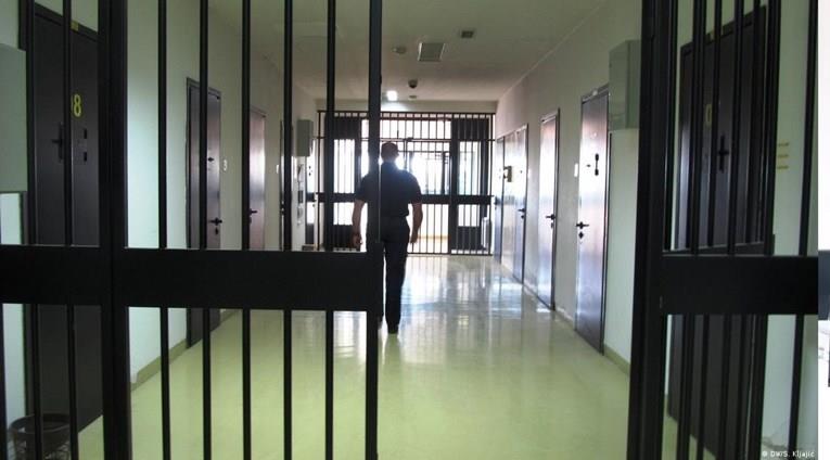 Ужас во затвор во Србија: Починал постар човек, затворениците го силувале со рачка од метла