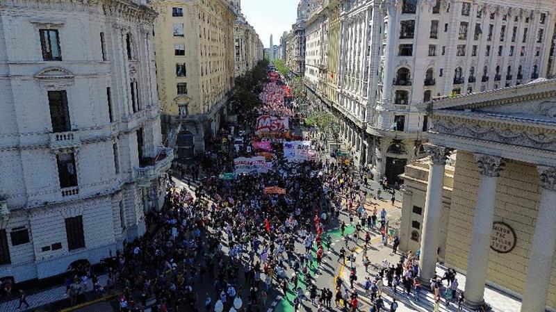 Аргентина отпушти 15.000 државни службеници