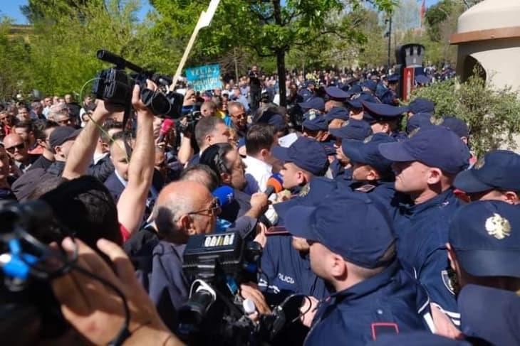 Протест пред општина Тирана, се бара оставка на градоначалникот Велиај