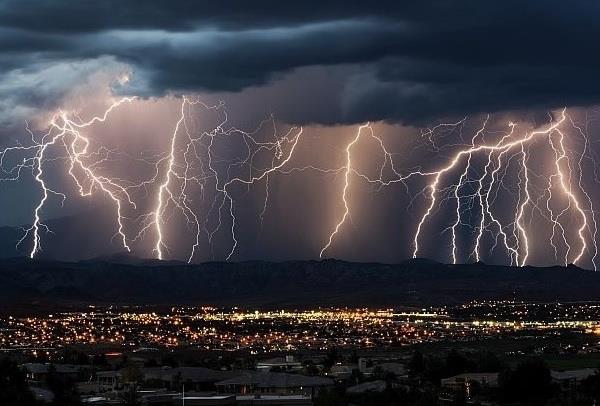 Во Франција за еден ден забележани над 27.000 громови