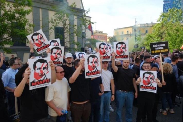 Протест со тензични моменти и барање за оставка на градоначалникот на Тирана, Велиај 