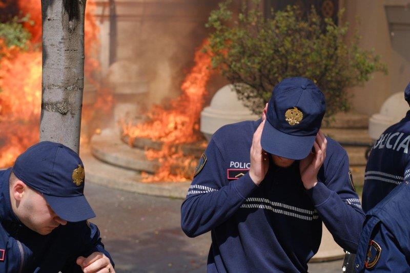 Хаос во Тирана: Се судрија демонстрантите и полицијата, летаат факели и молотови (ВИДЕО)