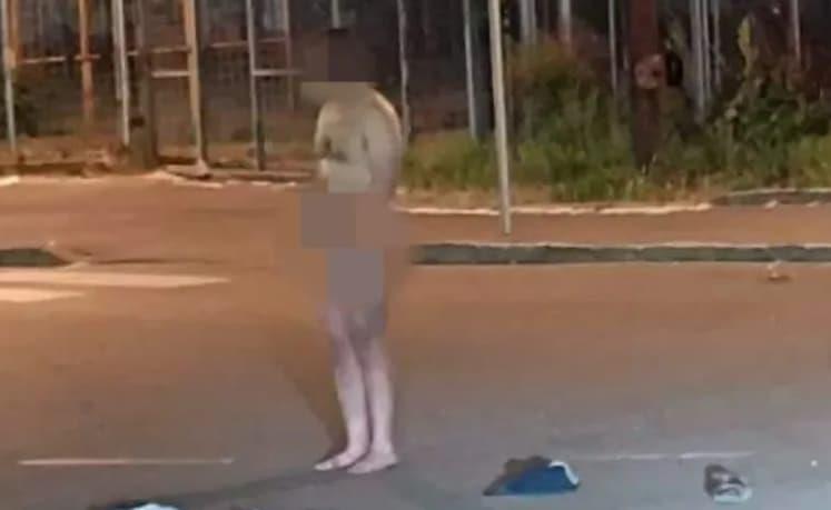 Сосема гол маж се шета низ улица во Белград и запира автомобили- сите шокирани (ФОТО)