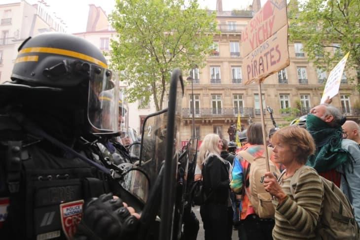 Десетици илјади луѓе протестираа низ Франција барајќи повисоки плати и мир