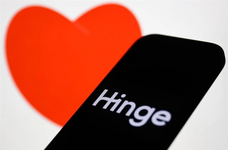 Младите бараат сериозни врски: „Tinder“ во опаѓање, „Hinge“ во подем