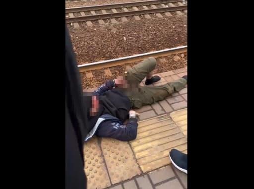Несреќно селфи- се качил на воз, го удрила струја и завршил со изгорени гениталии (ВИДЕО)