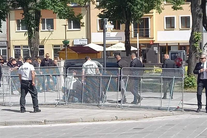 Видео: Словачкиот премиер Роберт Фицо ранет во пукање по состанок на Владата