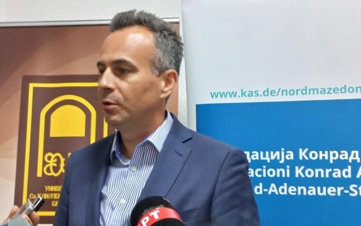 Наумовски: Користењето на новата додавка на државното име во документите е избрзано 