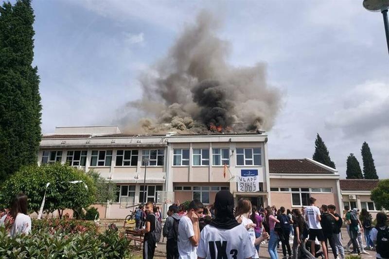 Црногорски полуматуранти претерале со факелијада - го запалиле покривот на училиштето (ВИДЕО)