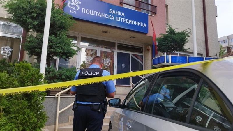 Косовската полицијата со пушки упаднала и затвориле 6 филијали на Поштенската штедилница 