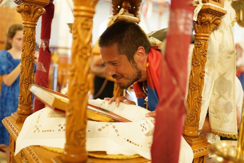 Никола Роквиќ ја заврши мисијата од 1.060 километри- бос влезе во црквата Св.Нектарија на Евиа 