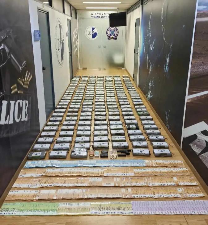 Во Грција откриени над 200 килограми кокаин од Латинска Америка и уапсени четири лица