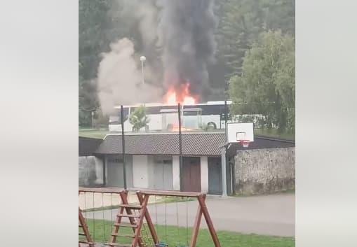 Се запали автобус што превезувал деца на излет во Хрватска (ВИДЕО)