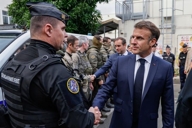 Макрон пристигна во Нова Каледонија, каде е воведена вонредна состојба по насилните протести