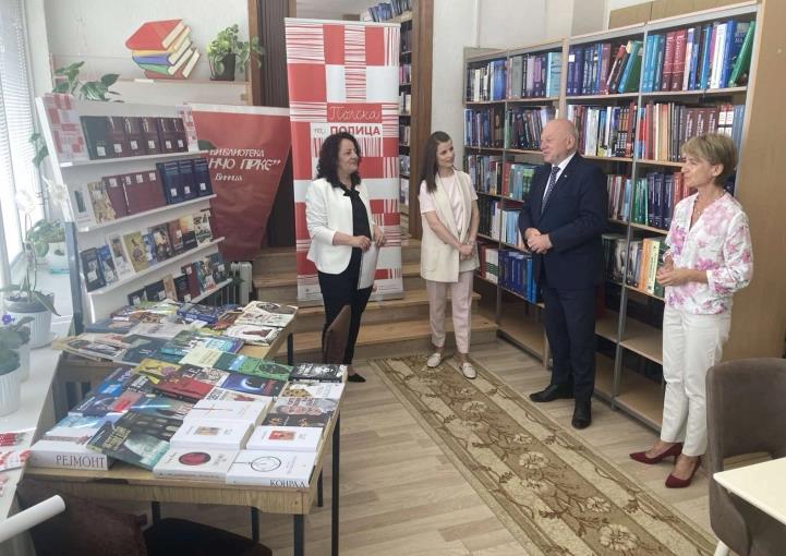 Амбасадата на Полска донираше книги од полски автори на општинската библиотека во Виница