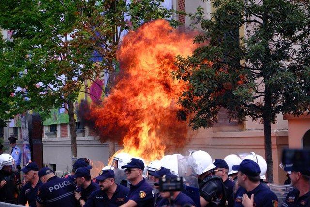 Молотови коктели во Тирана: Илјадници на протест против градоначалникот (ВИДЕО)