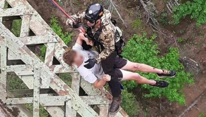 Тинејџер во САД паднал во кањон длабок 120 метри, на среќа преживеал 