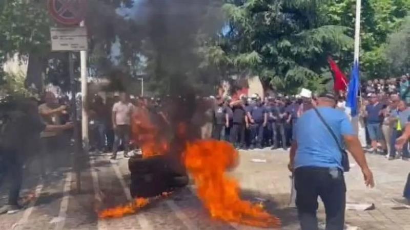 Тензично пред и внатре во албанскиот парламент
