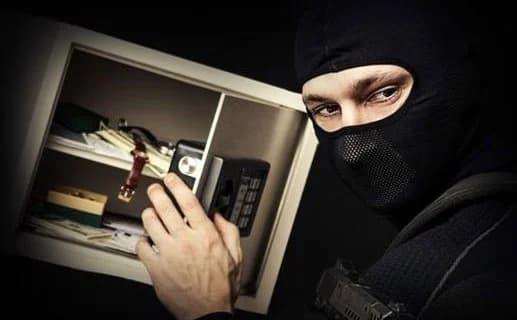 Маж во Загреб масирал луѓе, додека неговата партнерка ги ограбувала