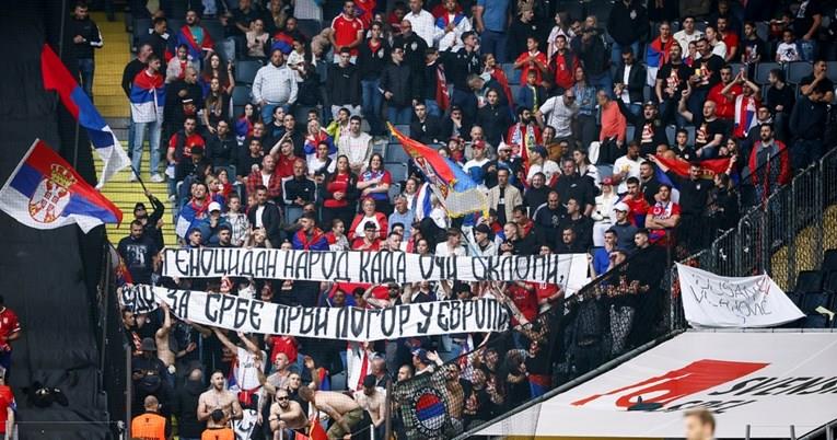 Српски навивачи со транспарент на натпревар во Шведска за геноцидот и за Сребреница 