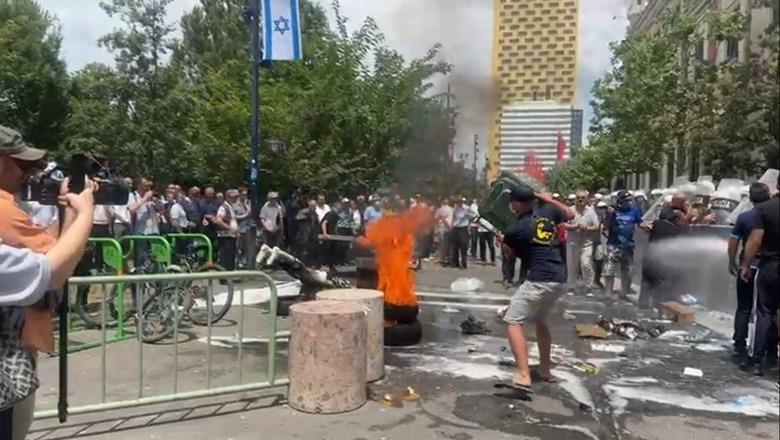 Солзавец, водени топови и запалени гуми на протест на албанската опозиција во Тирана (ВИДЕО) 