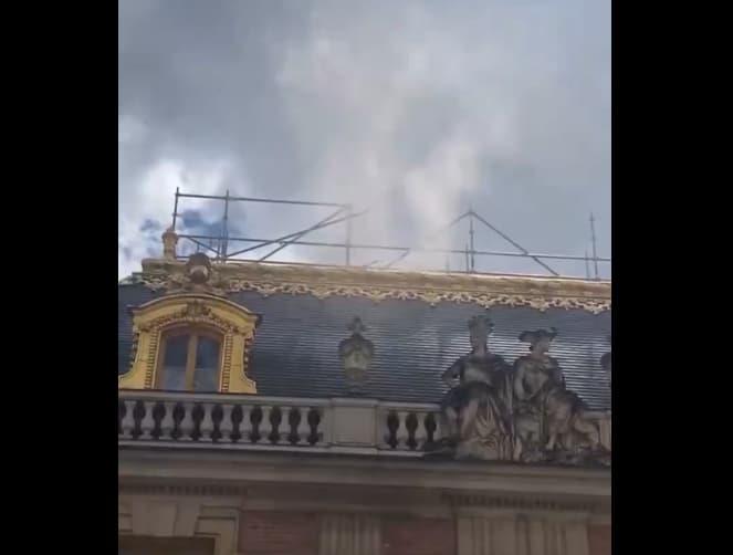 Пожар избувна во замокот Версај, итно евакуирани посетителите (ВИДЕО)