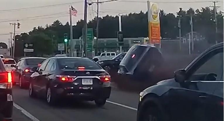 Challenger на две тркала поминува покрај колона автомобили, на крај се заби во кафуле (ВИДЕО)