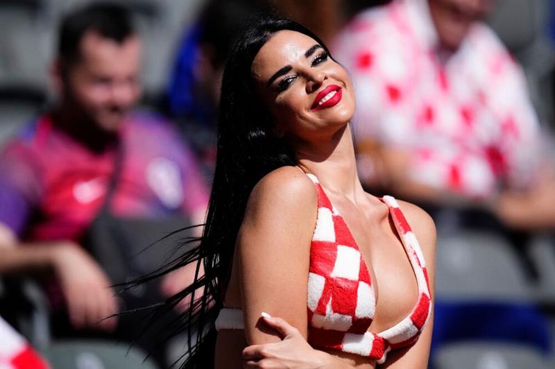 Фото: „Жешката“ Ивана во тесна маичка прави „проблеми“ во Германија