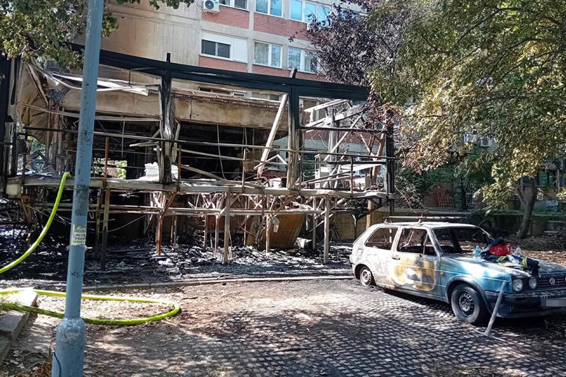 Се запали кафуле во Белград, огнот зафати станови и автомобили