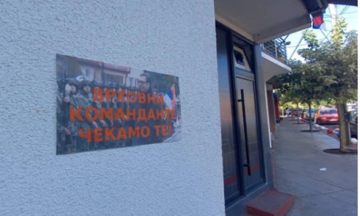 Постери со слика на Вучиќ и порака „Врховен команданту, те чекаме“ се појавија во Косово