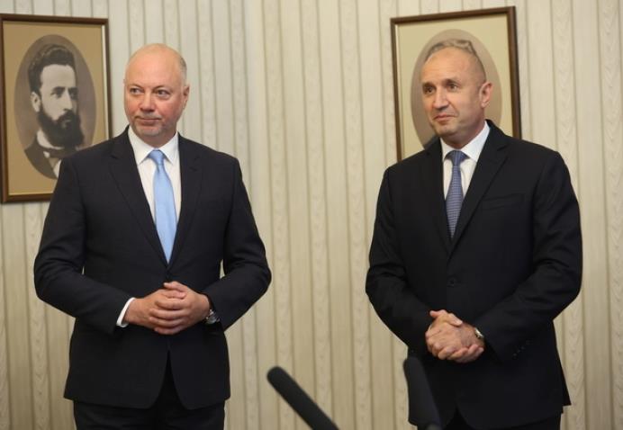 Румен Радев му го врачи на ГЕРБ-СДС првиот мандат за формирање влада