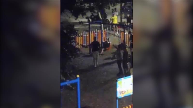 Групи млади дивеат и го демолираат центарот на Скопје