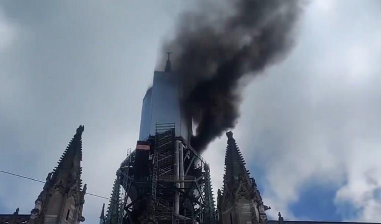 Гори кулата на катедралата во францускиот град Руан, историски објект од 12 век (ВИДЕО)
