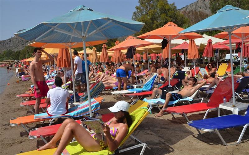Дронови ги прелетуваат плажите во Грција- досега се наплатени 350.000 евра за нелегални лежалки