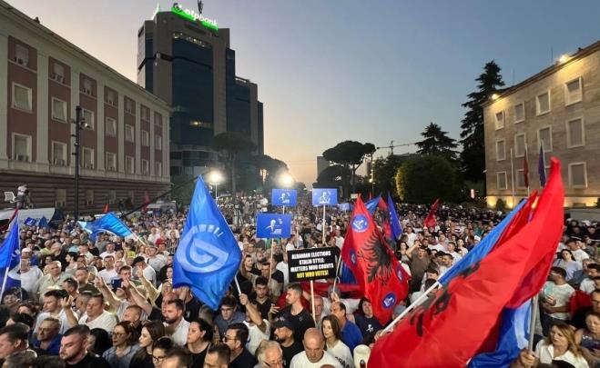 Голем антивладин протест во Тирана, фрлани молотови коктели врз владата и градското собрание