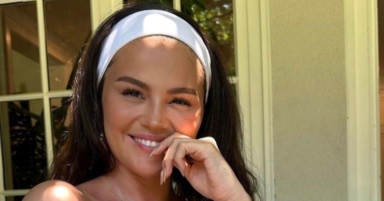Селена Гомез ги воодушеви сите во костум за капење (ФОТО)