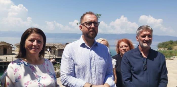 Министерот Љутков најави реконструкција на локалитетот „Залив на коските“ на Охридското Езеро