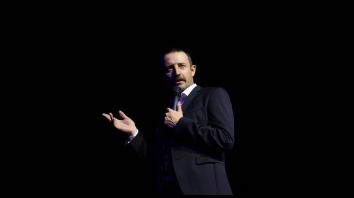 Никола Ѓуричко пред фестивалската публика на „Охридско лето“ со стендап-шоуто „Шоу биз“