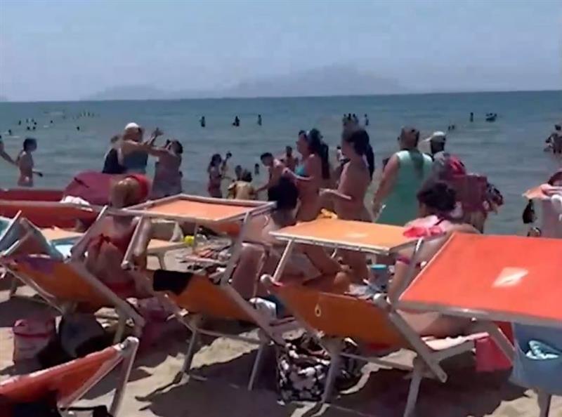 Жени се степаа на позната плажа, се корнат за коси и врескаат пред децата (ВИДЕО)