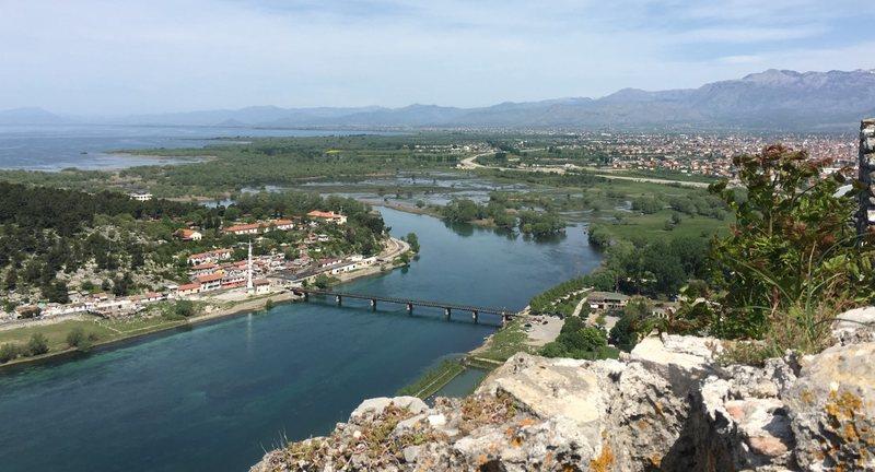 Спречена трагедија во Албанија: Млада жена сакала да скокне во река заедно со четирите деца 