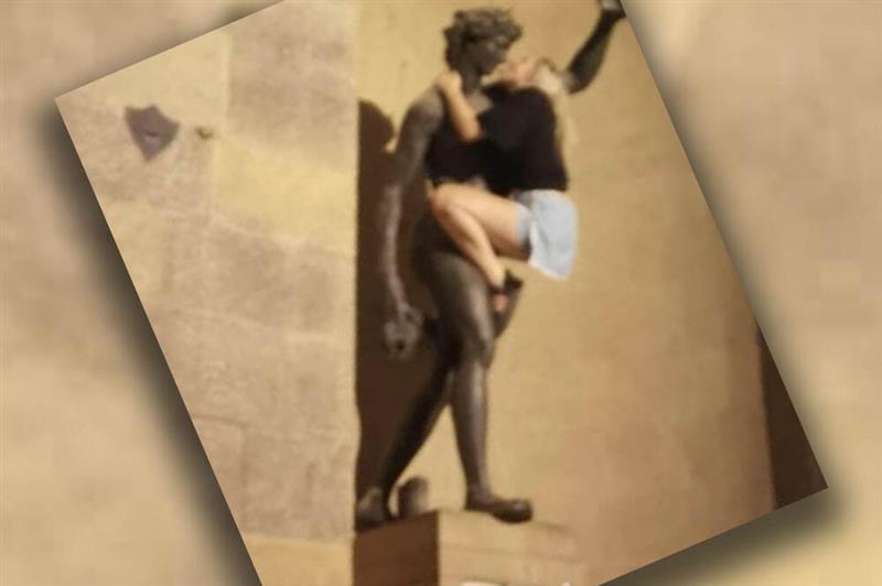 Италијанците бесни од развратната туристка која симулира секс со римско божество