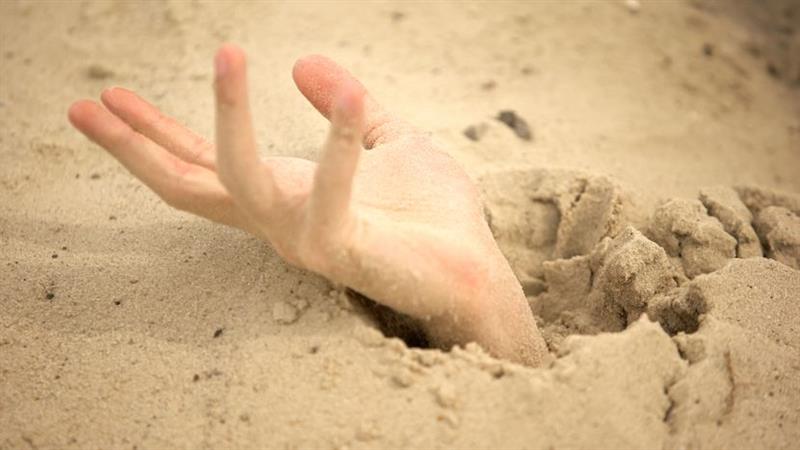 Ужас на плажа: Тинејџерка пропадна во песок, сите копаат со раце и нозе да ја извлечат (ВИДЕО)