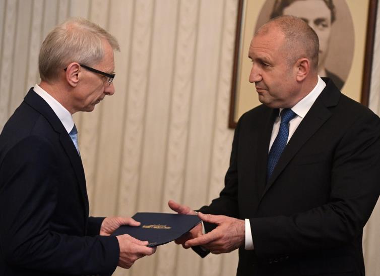 Радев му го даде мандатот на Денков, тој веднаш го врати