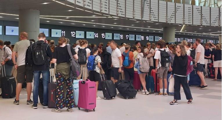 Хаос на аеродромот во Сплит: Поради хакерски напад, патниците спиеле на клупи 